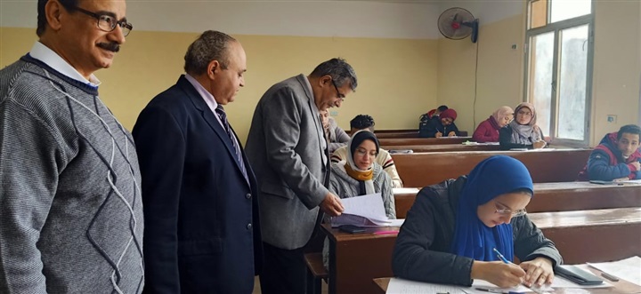 "المغربى" يتفقد الإمتحانات بكلية التجارة ويؤكد على انتظام وهدوء اللجان