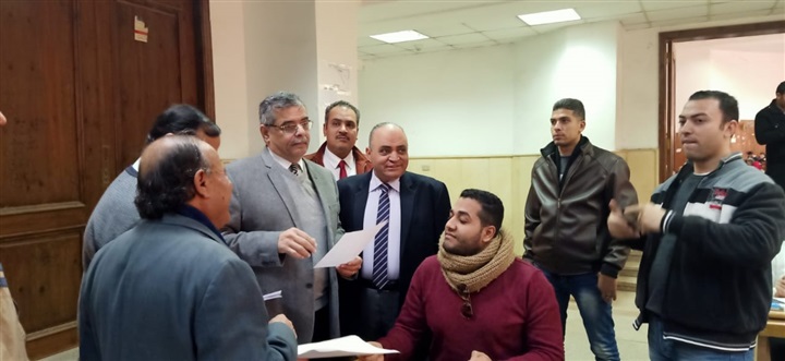 "المغربى" يتفقد الإمتحانات بكلية التجارة ويؤكد على انتظام وهدوء اللجان