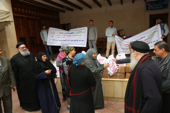 بالصور.. أرومان كفر الشيخ توزع طن لحوم علي الأقباط احتفالا بعيد الميلاد