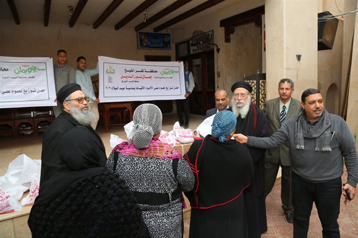 بالصور.. أرومان كفر الشيخ توزع طن لحوم علي الأقباط احتفالا بعيد الميلاد
