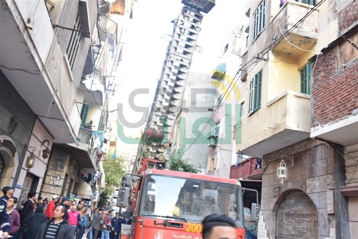 بالصور.. إنقاذ سيدة محتجزة بأحد العقارات بالإسكندرية عقب إنهيار جزء منه بالصور.. إنقاذ سيدة محتجزة بأحد العقارات بالإسكندرية عقب إنهيار جزء منه
