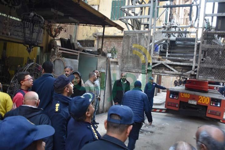بالصور.. إنقاذ سيدة محتجزة بأحد العقارات بالإسكندرية عقب إنهيار جزء منه بالصور.. إنقاذ سيدة محتجزة بأحد العقارات بالإسكندرية عقب إنهيار جزء منه