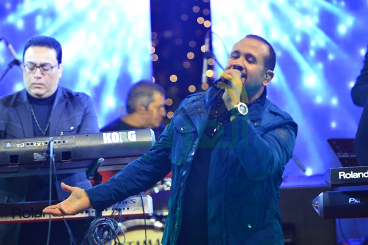 بالصور.. هشام عباس يبدأ حفل كايرو فيستيفال سيتي مول بأغنية "ماتبطليش" 