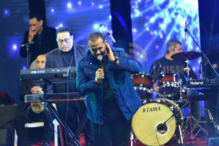 بالصور.. هشام عباس يبدأ حفل كايرو فيستيفال سيتي مول بأغنية "ماتبطليش" 