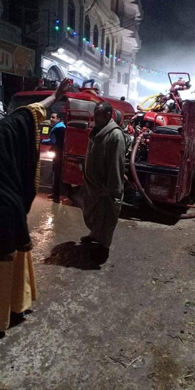بالصور.. الحماية المدنية تدفع بـ12 سيارة إطفاء للسيطرة علي حريق هائل بمخزن أخشاب بالغربية