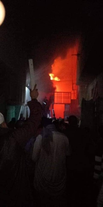 بالصور.. الحماية المدنية تدفع بـ12 سيارة إطفاء للسيطرة علي حريق هائل بمخزن أخشاب بالغربية