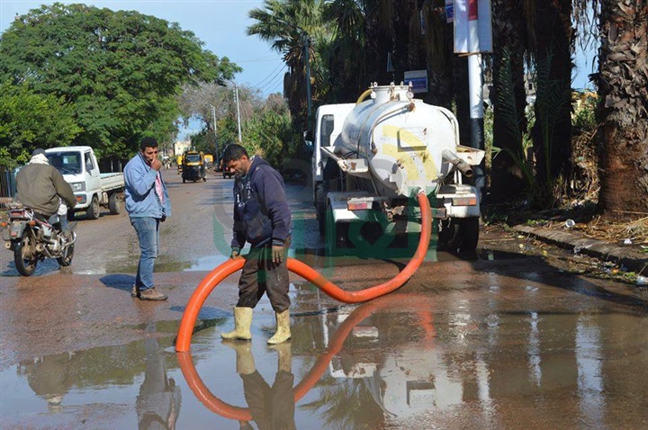 بالصور.. التنفيذيين وانتشار للمعدات بشوارع مراكز كفر الشيخ لمواجهة الأمطار وشفط تجمعات المياه