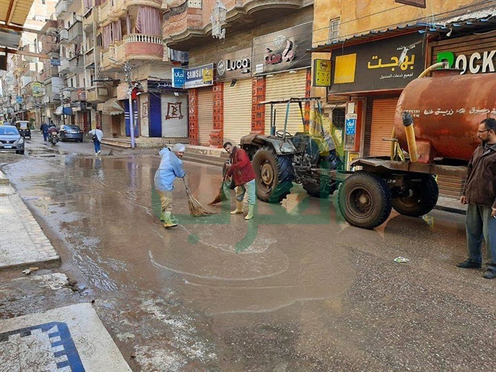 بالصور.. التنفيذيين وانتشار للمعدات بشوارع مراكز كفر الشيخ لمواجهة الأمطار وشفط تجمعات المياه