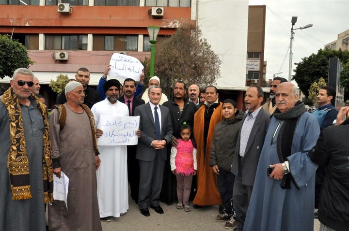بالصور.. اهالى كفر شكر ينظموا وقفة تأييد لمحافظ القليوبية