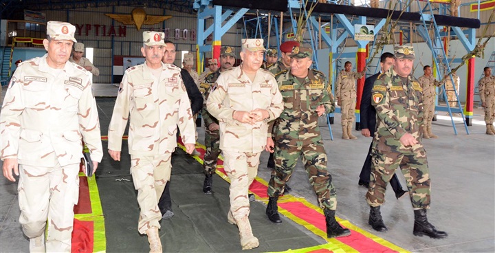 بالصور.. رئيس الأركان يتابع مراحل الإعداد والتدريب القتالى لقوات المظلات