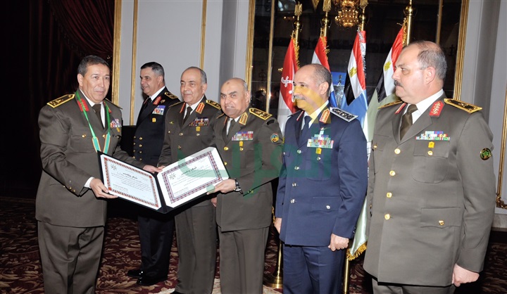 وزير الدفاع يكرم قادة القوات المسلحة المحالين للتقاعد