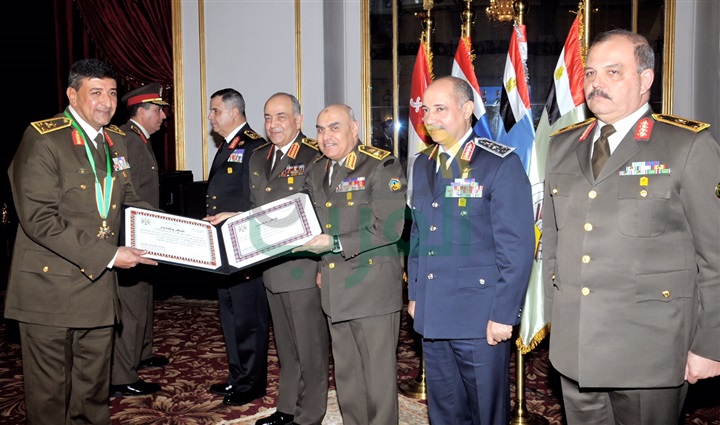 وزير الدفاع يكرم قادة القوات المسلحة المحالين للتقاعد
