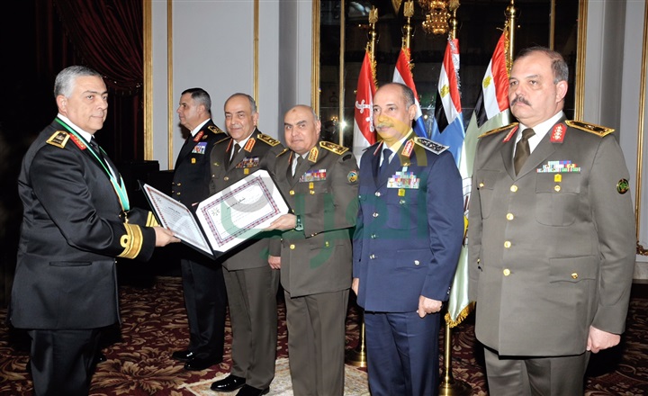 وزير الدفاع يكرم قادة القوات المسلحة المحالين للتقاعد