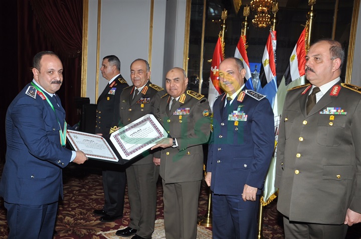 وزير الدفاع يكرم قادة القوات المسلحة المحالين للتقاعد