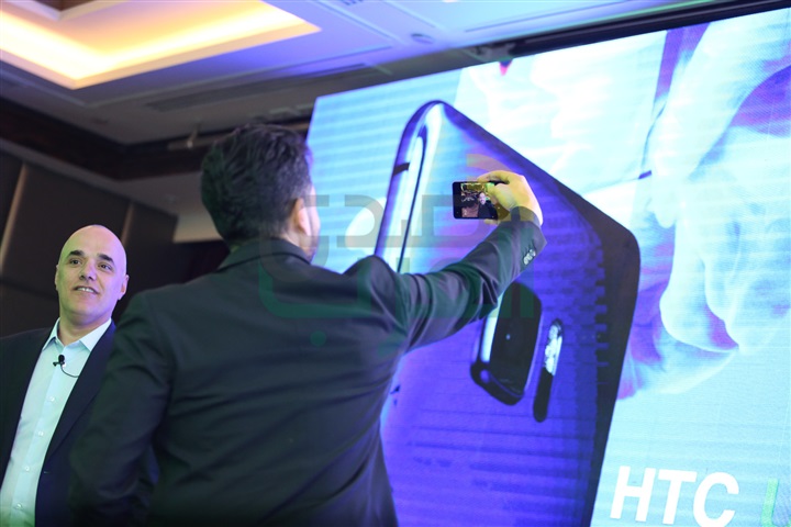 بالصور .. حماقي يشارك في حفل إطلاق هاتف HTC الجديد بالصور .. حماقي يشارك في حفل إطلاق هاتف HTC الجديد