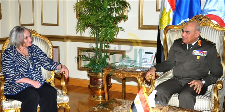 وزير الدفاع يلتقي وفد معهد الشرق الأوسط للدراسات الاستراتيجية بأمريكا