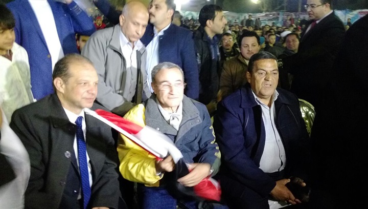 بالصور.. محافظ القليوبية يشارك الشباب مشاهدة مبارة المنتخب المصرى