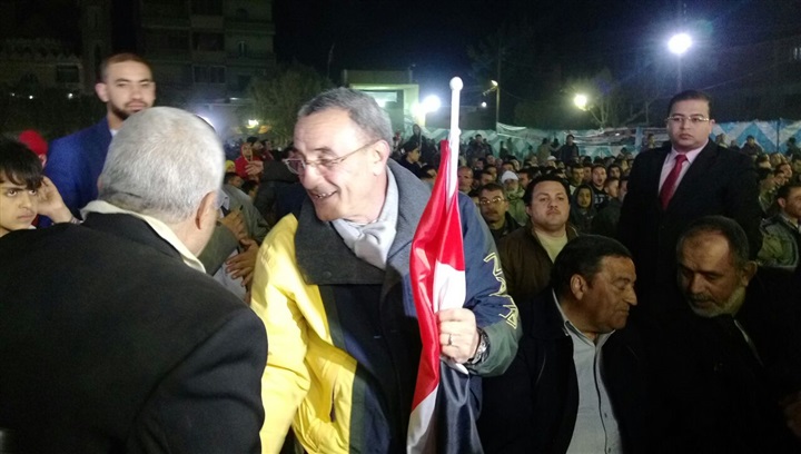 بالصور.. محافظ القليوبية يشارك الشباب مشاهدة مبارة المنتخب المصرى
