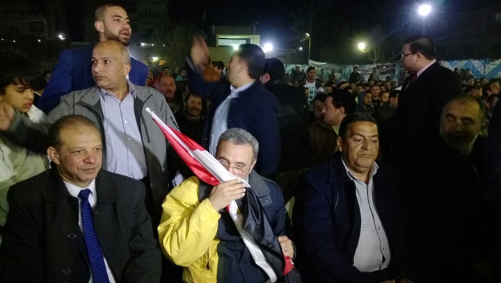 بالصور.. محافظ القليوبية يشارك الشباب مشاهدة مبارة المنتخب المصرى
