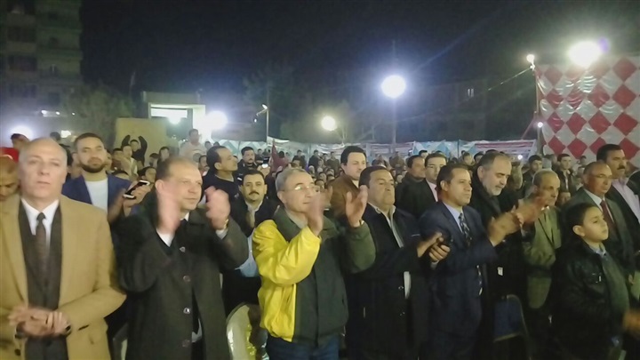 بالصور.. محافظ القليوبية يشارك الشباب مشاهدة مبارة المنتخب المصرى