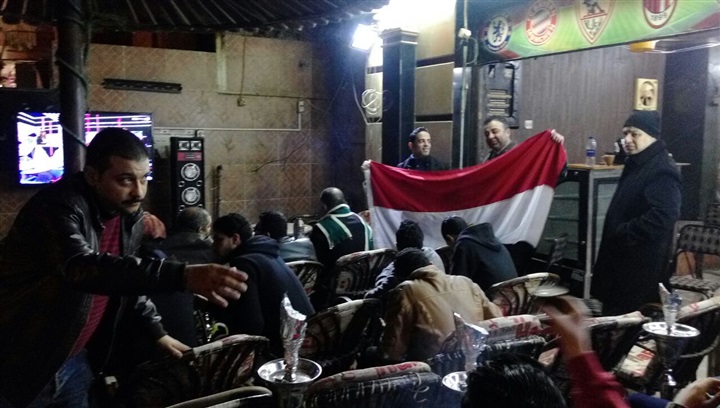 بالصور.. محافظ القليوبية يشارك الشباب مشاهدة مبارة المنتخب المصرى