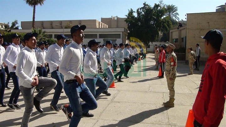 بالصور.. رئيس جامعة جنوب الوادي يتابع برنامج التربية العسكرية للطلاب