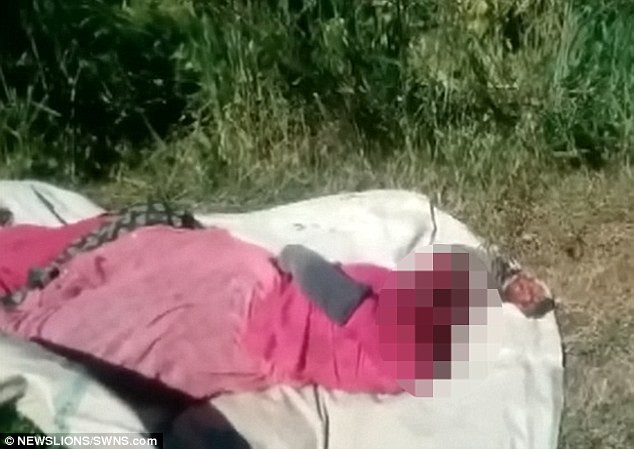 بالصور.. رجل يقطع رأس زوجته بعد ضبطها في أحضان عشيقها بالصور.. رجل يقطع رأس زوجته بعد ضبطها في أحضان عشيقها