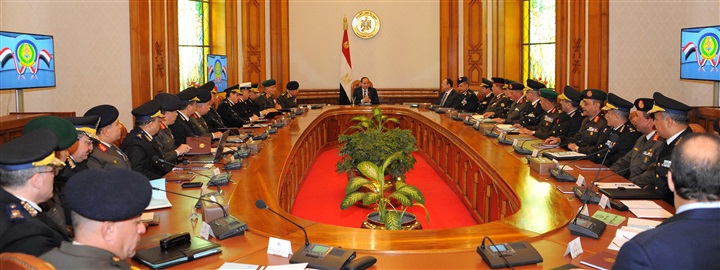 السيسي يعقد اجتماعاً مع عدد من قيادات المجلس الأعلى للقوات المسلحة والمجلس الأعلى للشرطة