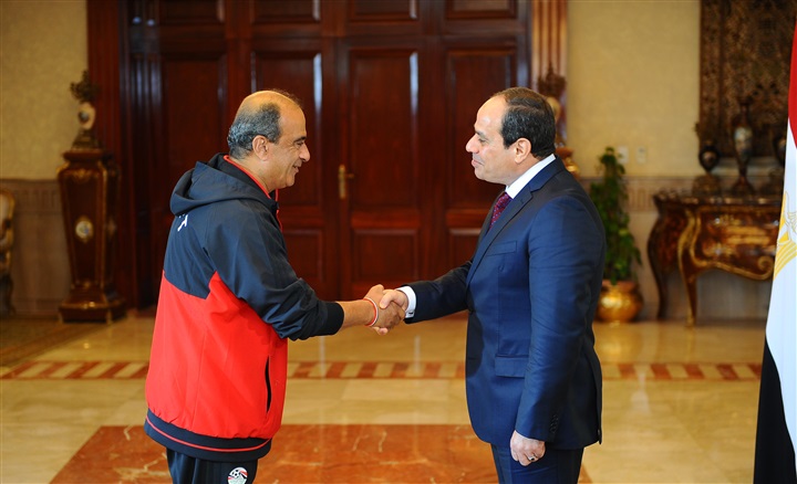 بالصور ... الرئيس السيسي يستقبل بعثة المنتخب المصري