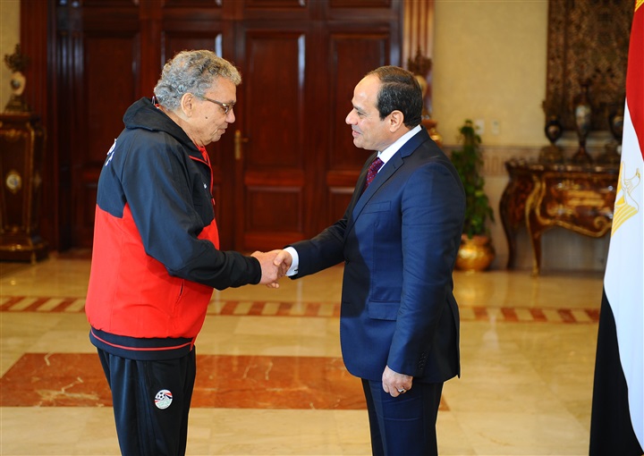 بالصور ... الرئيس السيسي يستقبل بعثة المنتخب المصري