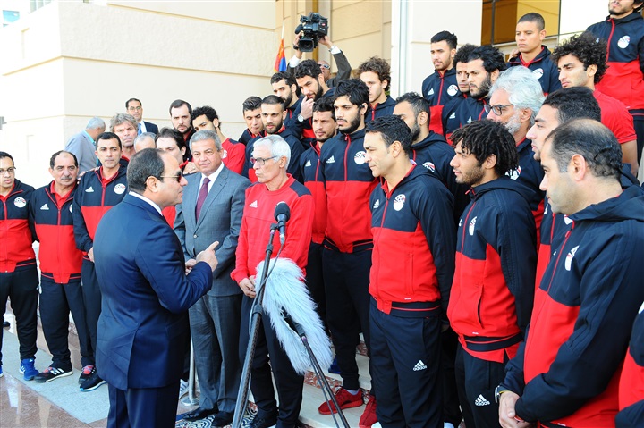 بالصور ... الرئيس السيسي يستقبل بعثة المنتخب المصري