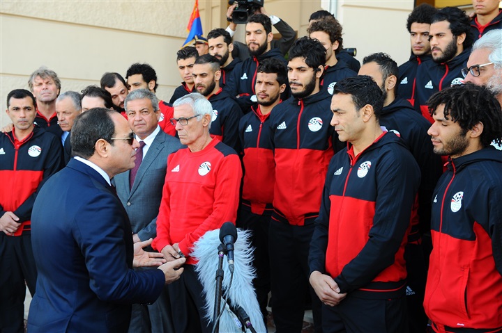 بالصور ... الرئيس السيسي يستقبل بعثة المنتخب المصري