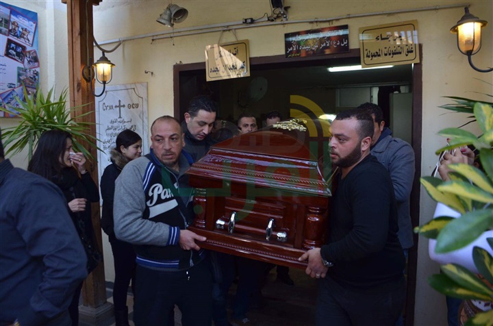 بالصور.. نجوم الفن والإعلام في جنازة والدة "إدوارد"