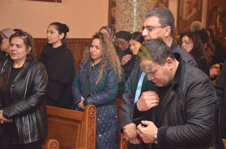 بالصور.. نجوم الفن والإعلام في جنازة والدة "إدوارد"