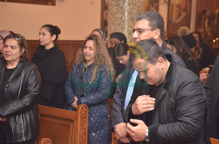 بالصور.. نجوم الفن والإعلام في جنازة والدة "إدوارد"