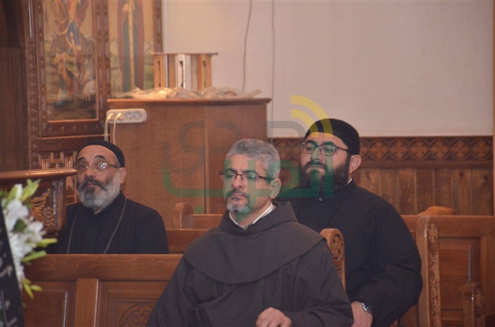 بالصور.. نجوم الفن والإعلام في جنازة والدة "إدوارد"