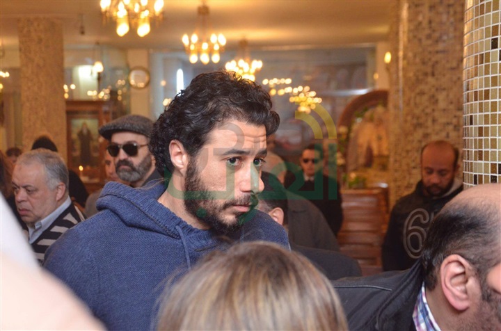 بالصور.. نجوم الفن والإعلام في جنازة والدة "إدوارد"