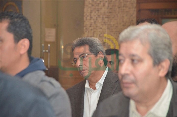 بالصور.. نجوم الفن والإعلام في جنازة والدة "إدوارد"