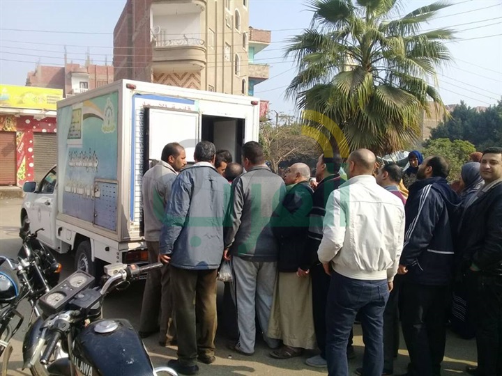 بالصور.. القوات المسلحة توزع كراتين على المواطنين بأسعار مخفضة بكفر شكر