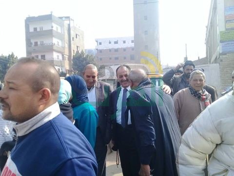 بالصور.. القوات المسلحة توزع كراتين على المواطنين بأسعار مخفضة بكفر شكر