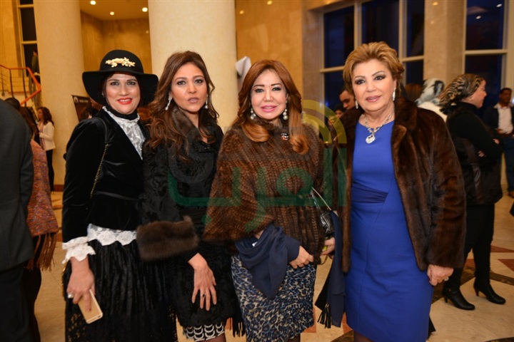 بالصور.. بدء توافد الحضور إلي حفل الفنانه كارول سماحه بمسرح جامعة مصر الدوليه