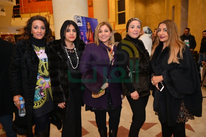 بالصور.. بدء توافد الحضور إلي حفل الفنانه كارول سماحه بمسرح جامعة مصر الدوليه