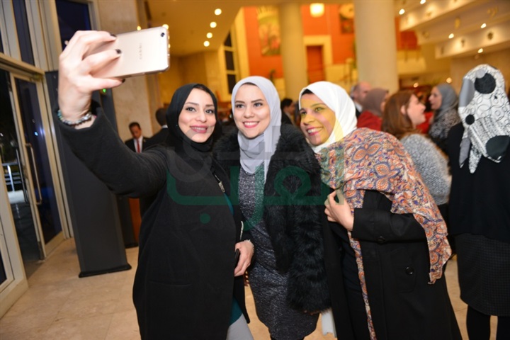 بالصور.. بدء توافد الحضور إلي حفل الفنانه كارول سماحه بمسرح جامعة مصر الدوليه