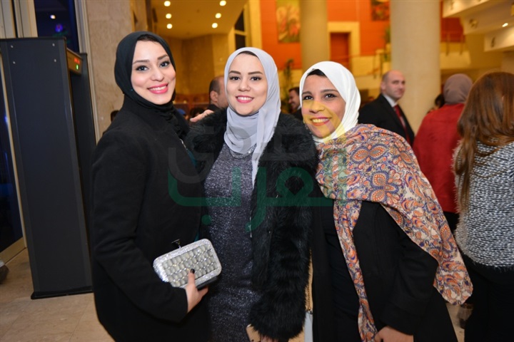 بالصور.. بدء توافد الحضور إلي حفل الفنانه كارول سماحه بمسرح جامعة مصر الدوليه