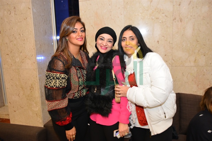 بالصور.. بدء توافد الحضور إلي حفل الفنانه كارول سماحه بمسرح جامعة مصر الدوليه