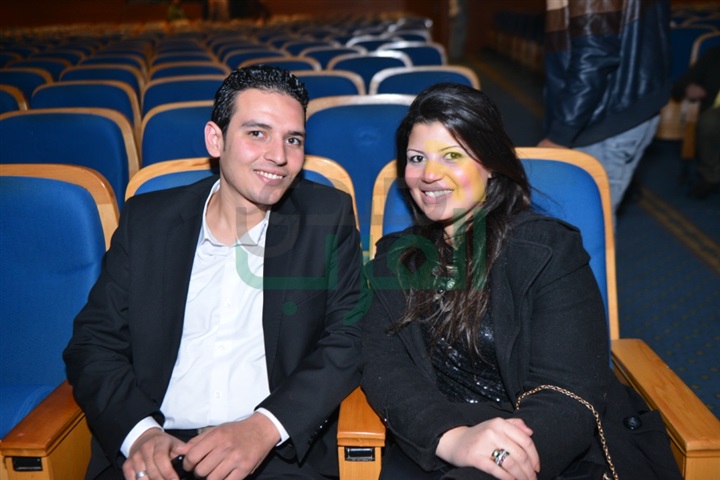 بالصور.. بدء توافد الحضور إلي حفل الفنانه كارول سماحه بمسرح جامعة مصر الدوليه