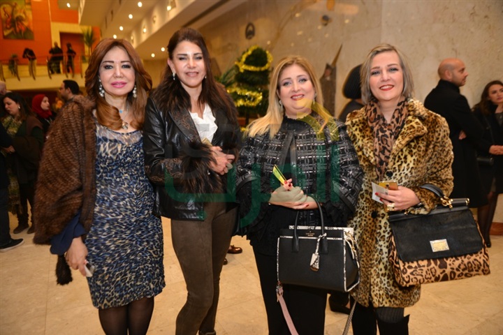 بالصور.. بدء توافد الحضور إلي حفل الفنانه كارول سماحه بمسرح جامعة مصر الدوليه