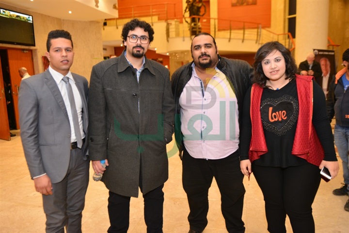بالصور.. بدء توافد الحضور إلي حفل الفنانه كارول سماحه بمسرح جامعة مصر الدوليه