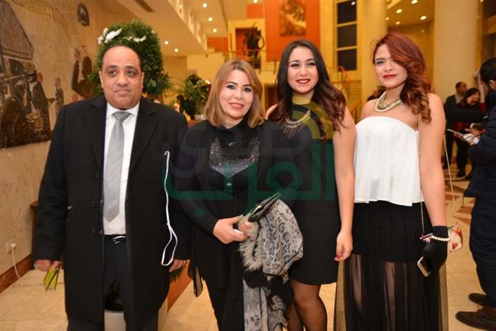 بالصور.. بدء توافد الحضور إلي حفل الفنانه كارول سماحه بمسرح جامعة مصر الدوليه