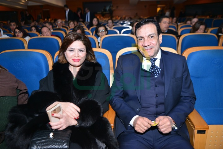 بالصور.. بدء توافد الحضور إلي حفل الفنانه كارول سماحه بمسرح جامعة مصر الدوليه